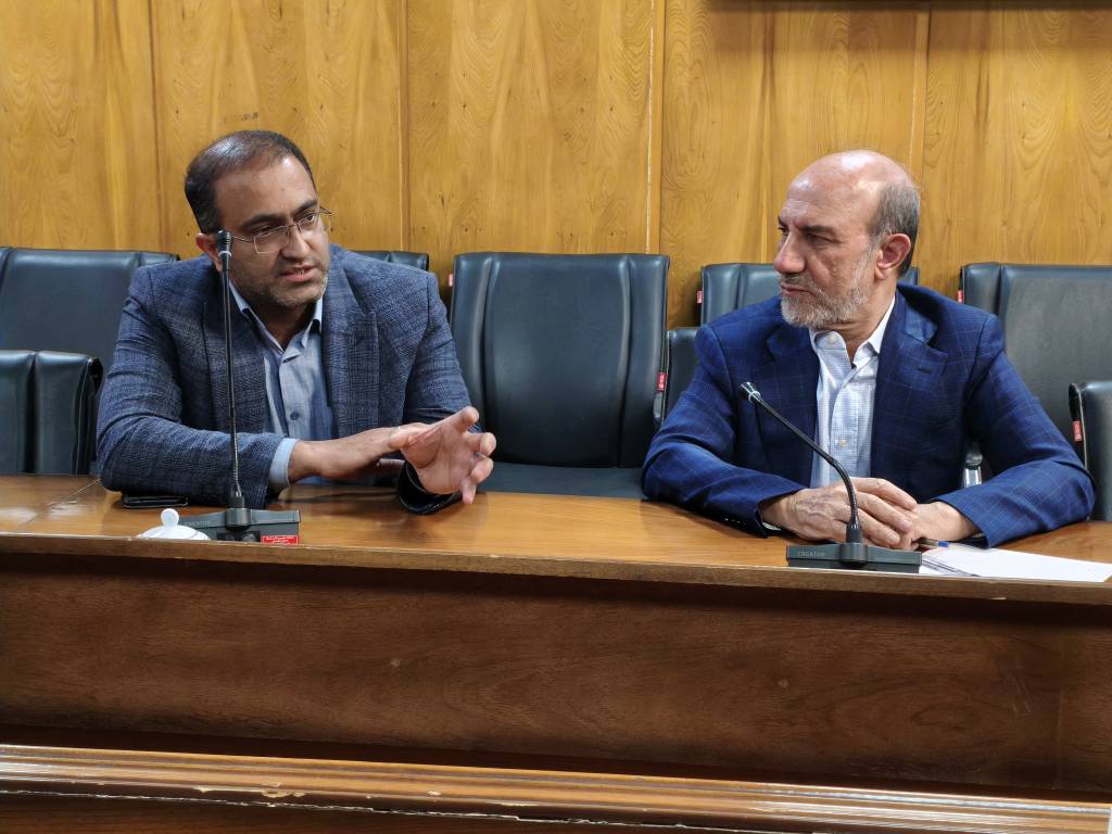 نشست صمیمی کارکنان با رئیس دانشکده برای بیان بی‌واسطه نگرانی‌ها و مسائل معیشتی